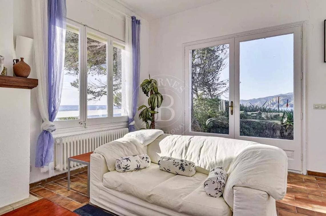 Foto 10 von 13: First line 4 bed Villa with Sea views