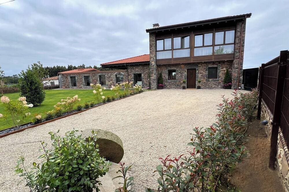 Foto 13 von 15: Top category rural house in Asturias - Garden, fireplace and relax.