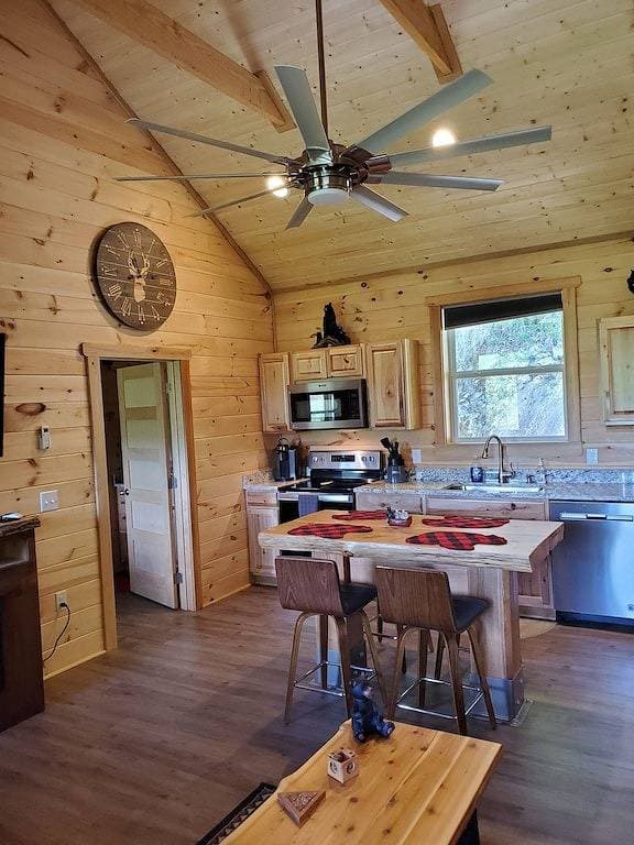 Foto 6 von 43: Private Cabin • Hot Tub • 2 Kings