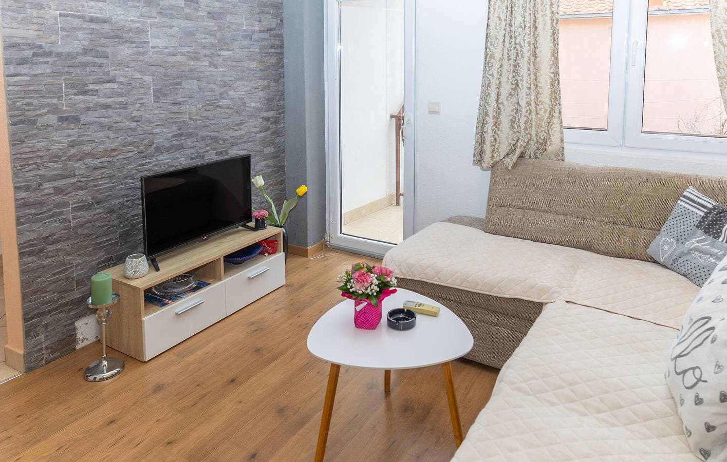 Foto 2 von 27: Ferienwohnung mit Meerblick, Terrasse, WLAN und Parkplatz in der Nähe von Makarska