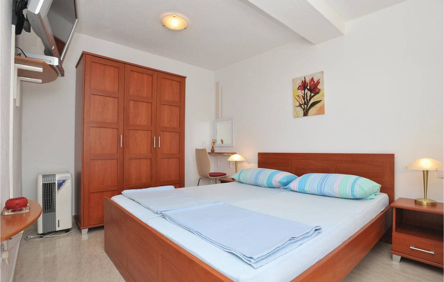 Foto 3 von 20: Gemütliches Apartment am Strand mit Terrasse und Garage, 500 m von der Bucht Uvala Bočići entfernt