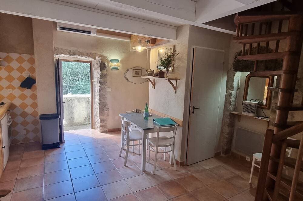 Foto 6 von 6: Vacation rental in a 19th-century farmhouse, exposed stone walls, pool, large wooded property