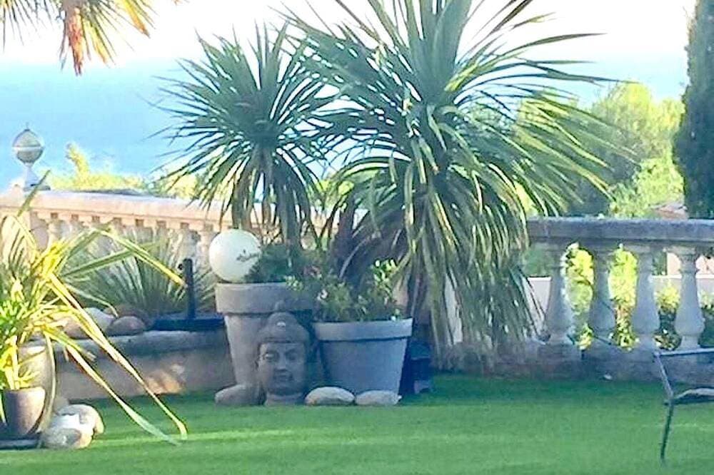 Foto 5 von 6: S'il est un lieu qui brille toute l'année, c'est \"Ici\"
