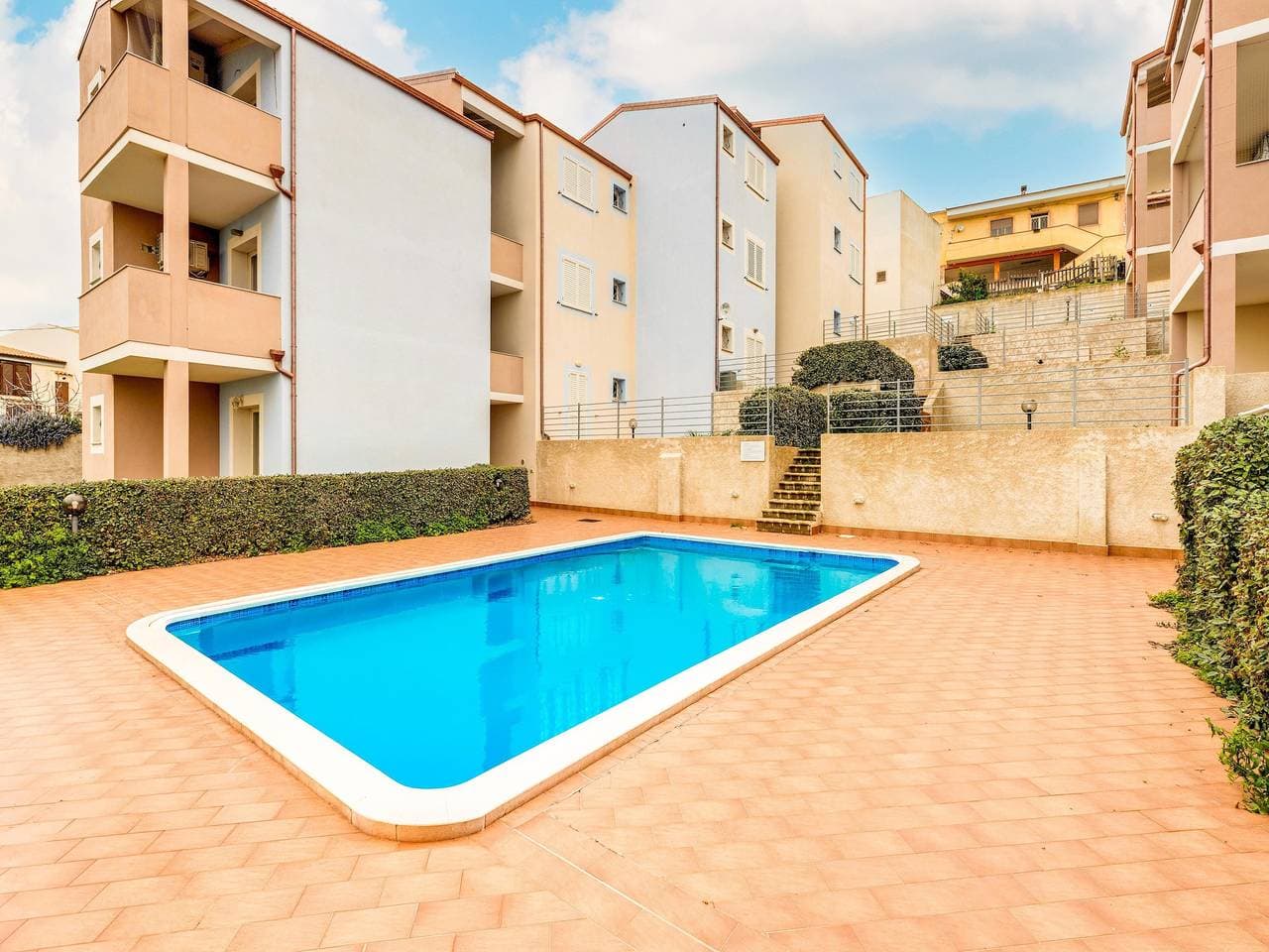 Dachgeschoss mit Terrasse und Schwimmbad 1