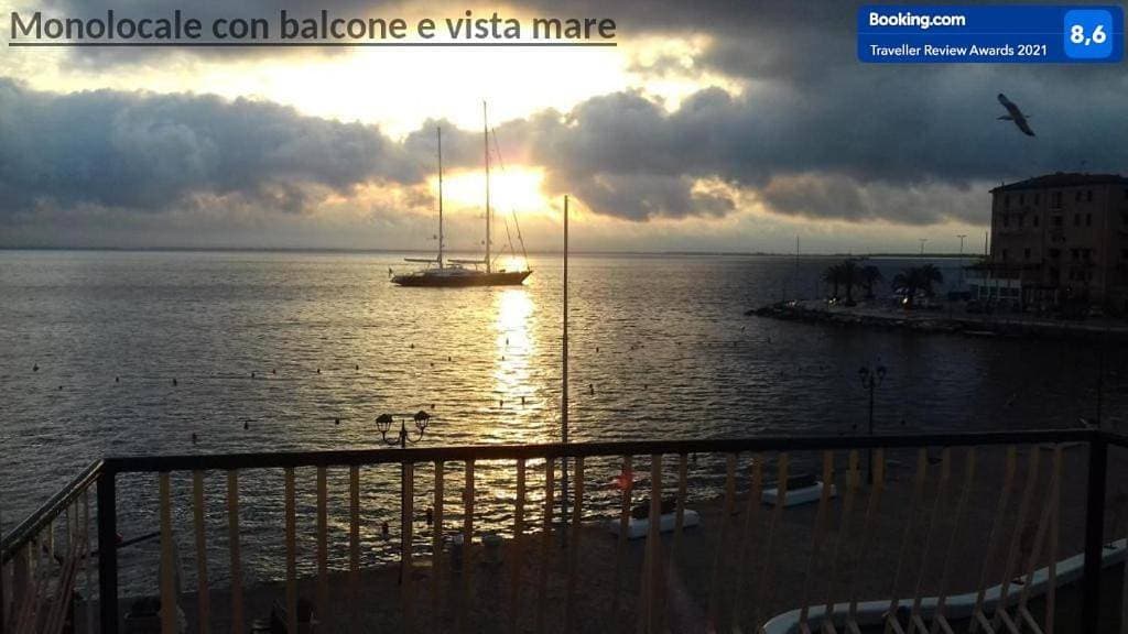 Ampio monolocale con balcone fronte mare 1