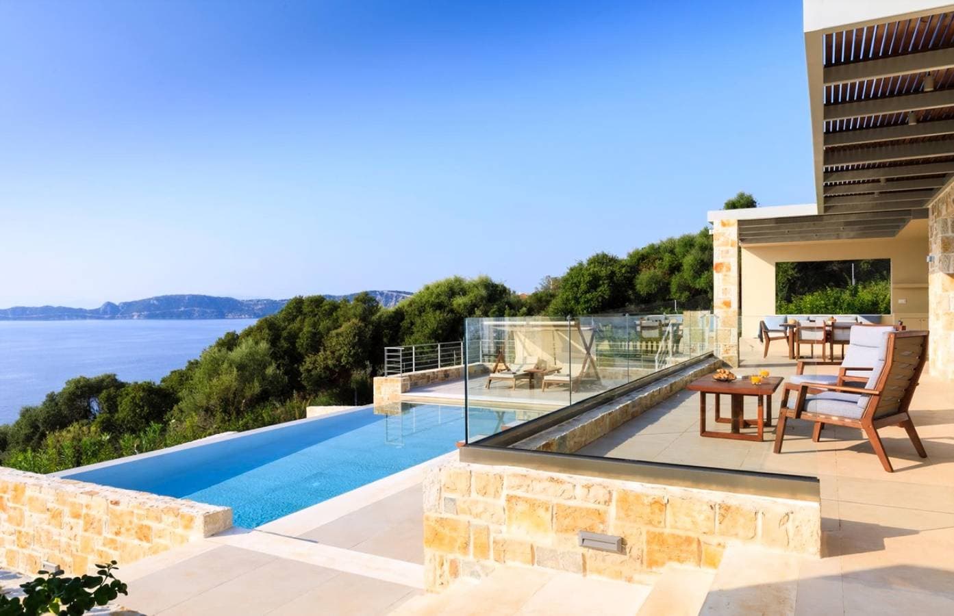 Foto 2 von 32: Elegant Contemporary Villa with Mesmerising Ionian Views and Sea Access