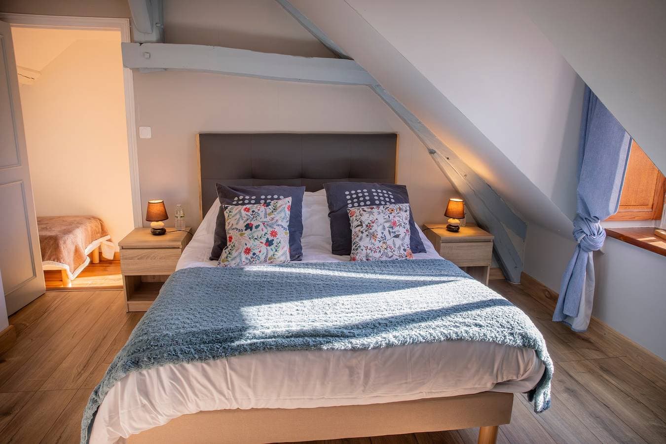 Foto 7 von 20: Gästezimmer 'Suite Bleuet – Le Petit Puits' mit gemeinsamem Garten und WLAN