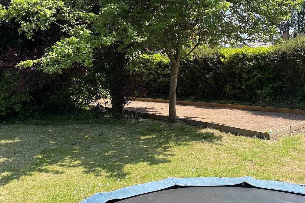 Foto 13 von 21: Large family home with pool in Normandy village center