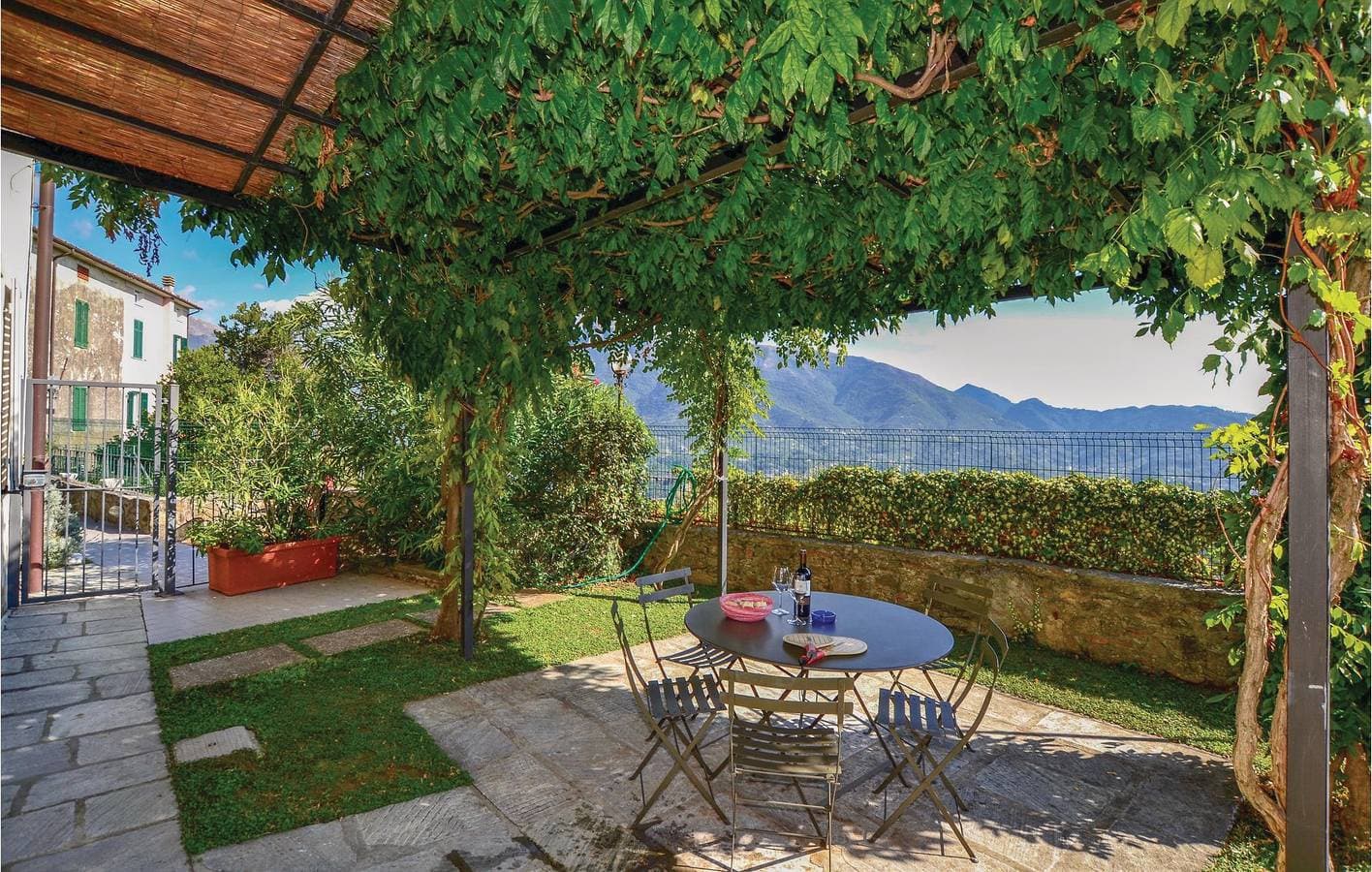 Foto 3 von 21: Apartment am Pool in Camaiore: WiFi, Feuerstelle und mehr!