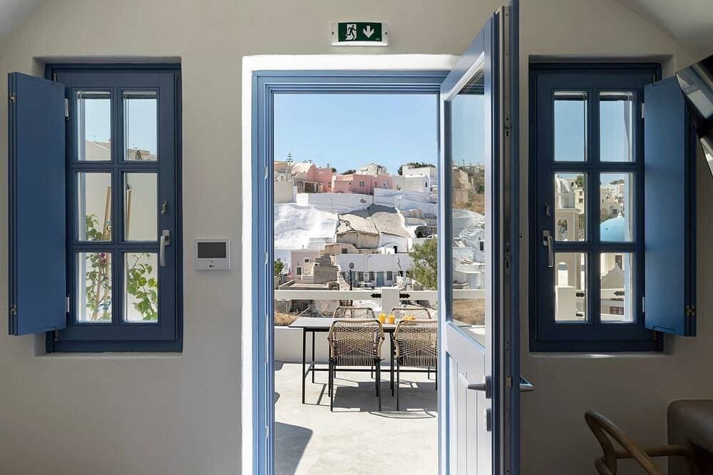 Foto 10 von 25: Amazing Santorini Suite | Hecate Suite | Private Hot Tub | Spacious Furnished.