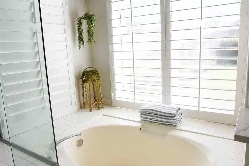 Foto 13 von 44: Coastal Chic 3 Bdrm House w/ Brand New Saltwater Pool - Walk to Tennis Garden