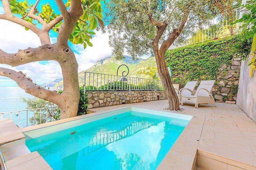 Foto 9 von 30: Villa Cleopatra: An elegant and welcoming two-story villa built sheer above the sea, with Free Wi-Fi.