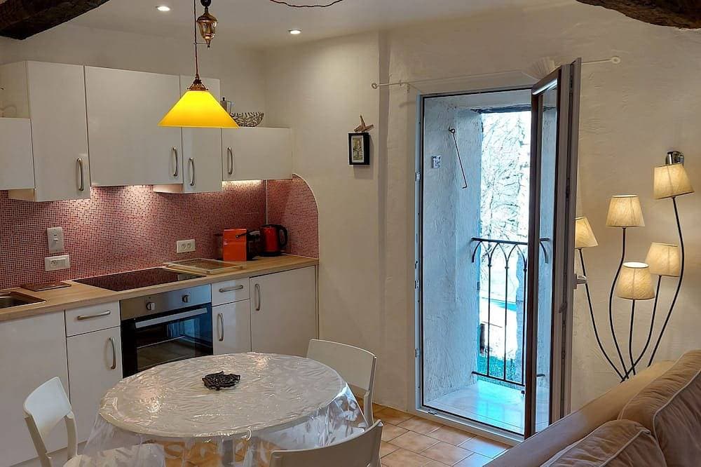 Foto 8 von 11: In the heart of a medieval French village. One bed apartment. Pet friendly
