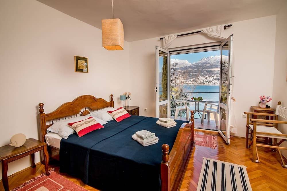 Foto 6 von 30: Luxu-Ferienhaus an der Küste mit privatem Anlegeplatz, Njivice, Montenegro