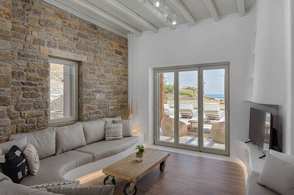 Foto 3 von 30: 4 Bedroom Villa in Kalafatis and just 800 m. away from the sea