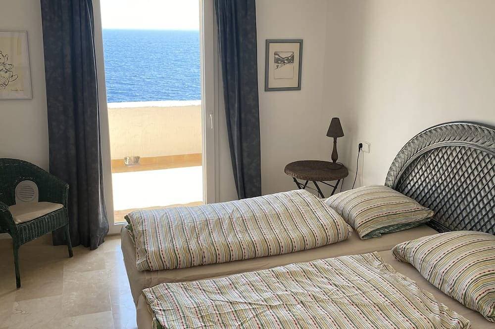 Foto 4 von 30: Elegante 3-Schlafzimmer Villa in 1. Meereslinie mit atemberaubenden Blick