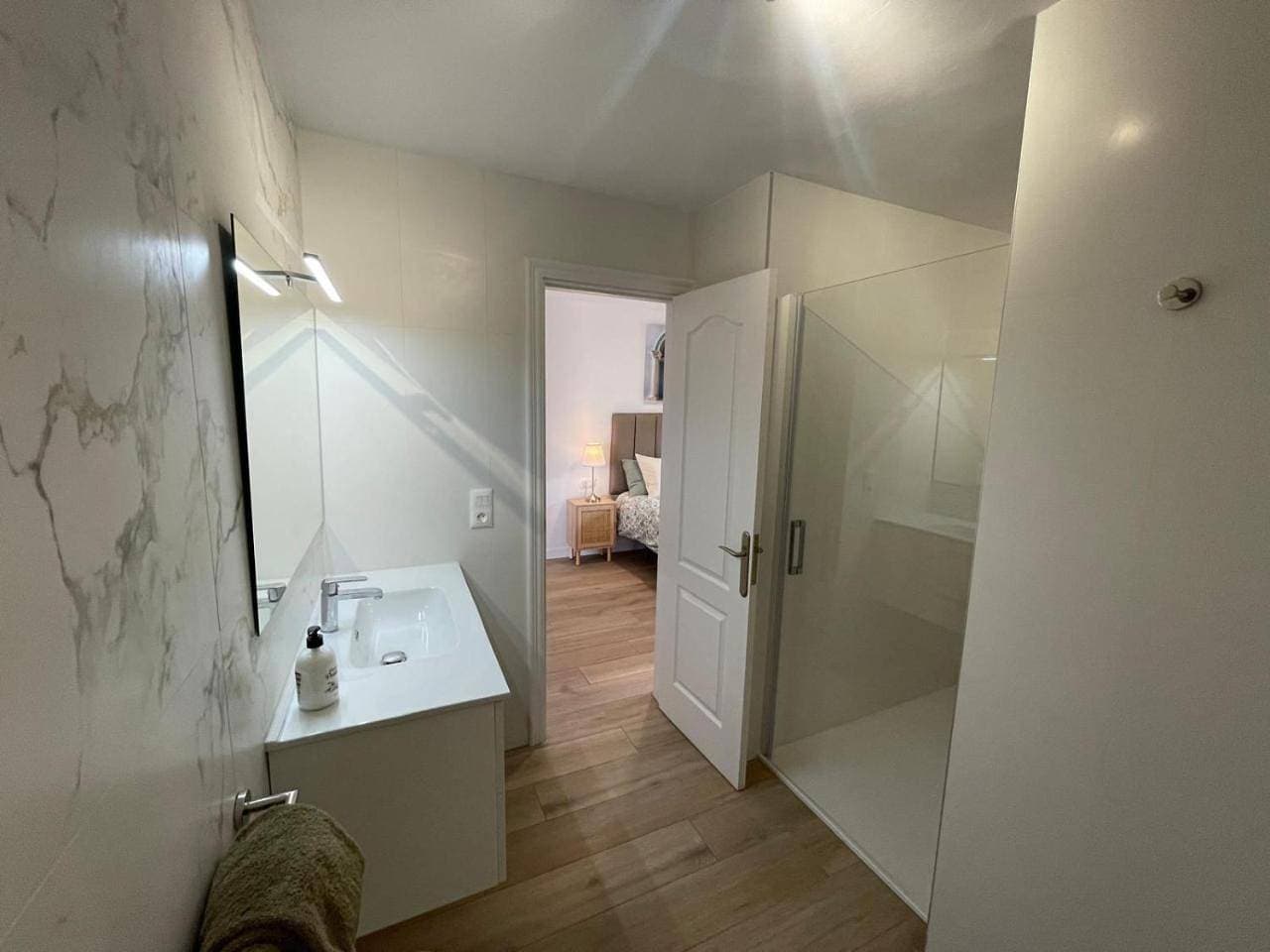 Foto 11 von 72: Two-Bedroom Apartment with Terrace and Sea View