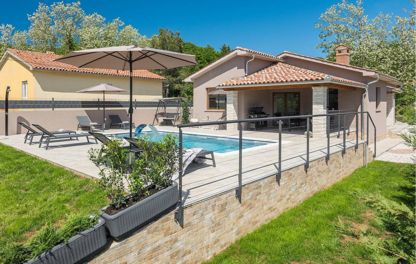 Foto 13 von 43: Gemütliche 2-Zimmer-Wohnung in der Nähe des Stadtzentrums mit Pool und Terrasse