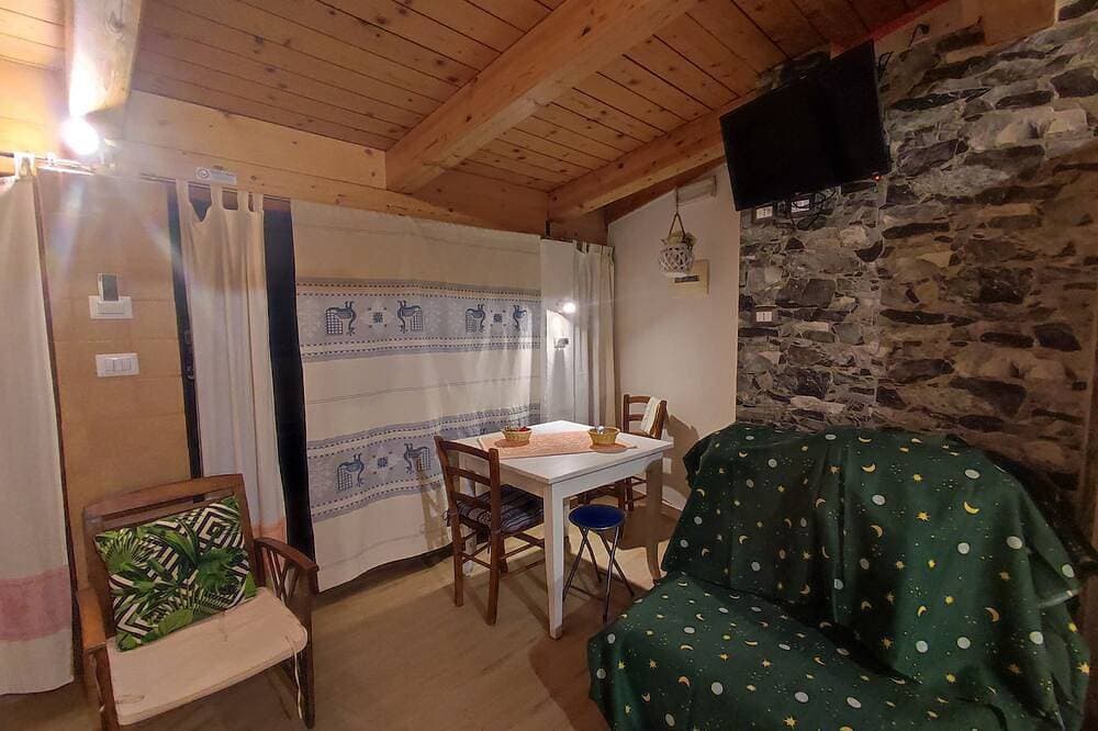 Foto 7 von 11: Hostal De Les Floristes! Floor 0- Four (2+1+1) - garden -Patio- TV