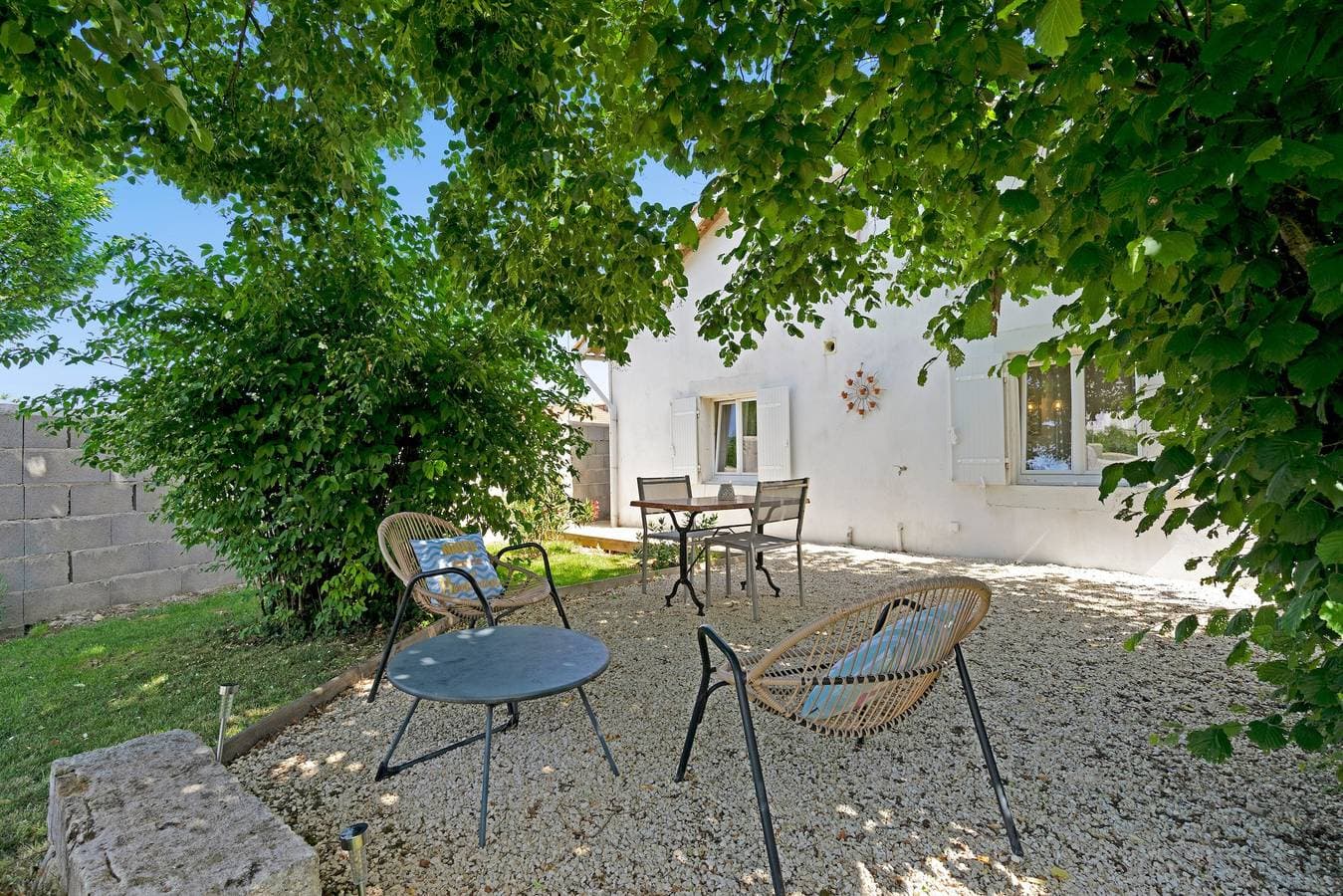 Foto 4 von 30: Gästezimmer „Embellie“ mit privater Terrasse, eigenem Garten und WLAN