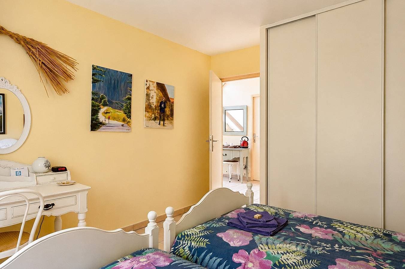Foto 12 von 23: Gästezimmer 'Tromelin' mit privater Terrasse, WLAN und Ladestation für Elektrofahrzeuge