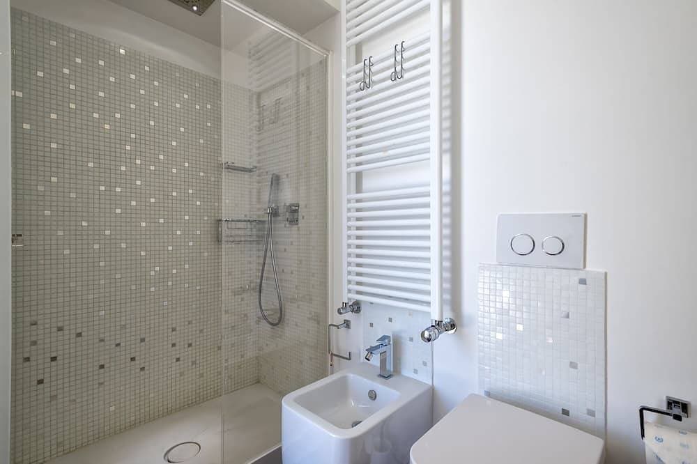 Foto 13 von 30: Luxury Seafront Villa with Rooftop Pool & Stunning Sea Views