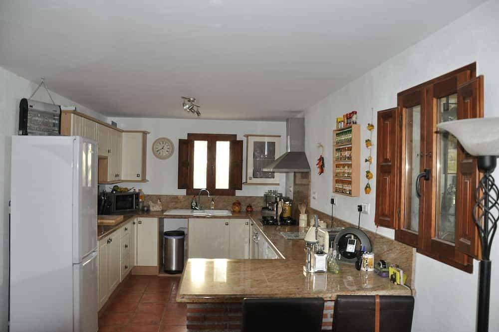 Foto 12 von 22: Ein 2 Schlafzimmer Landhaus mit einem großen privaten Garten und Schwimmbad