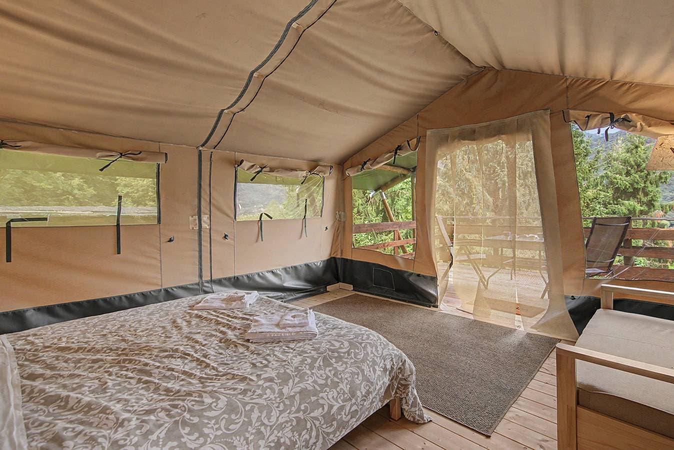 Foto 7 von 21: Glamping 'C Selva Tenda Castagno' mit Grill und Gemeinschaftspool