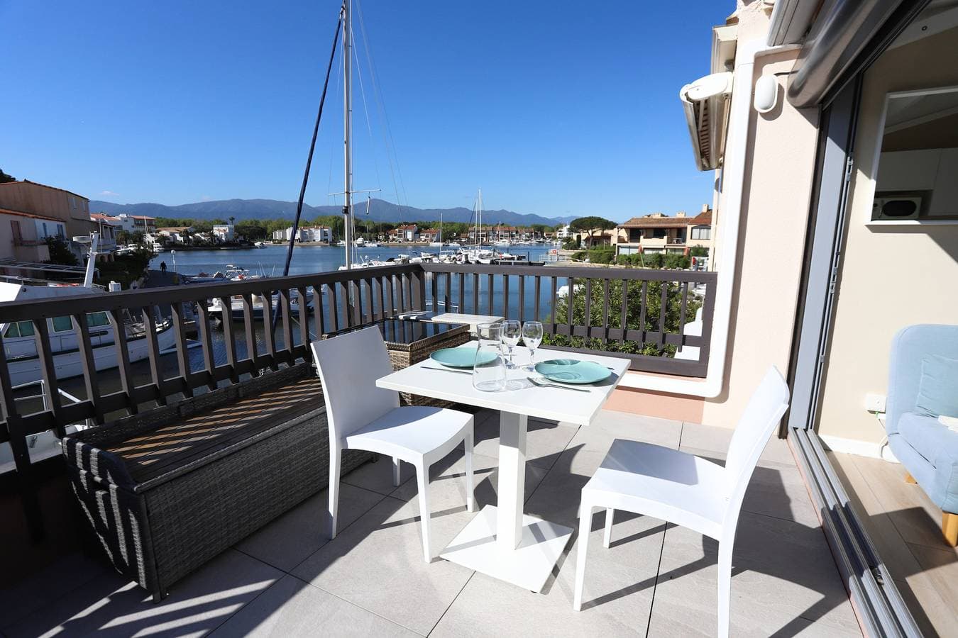 Foto 8 von 15: Geraumiges,klassifiziertes studio mit blick auf den yachthafen,die berge und das meer