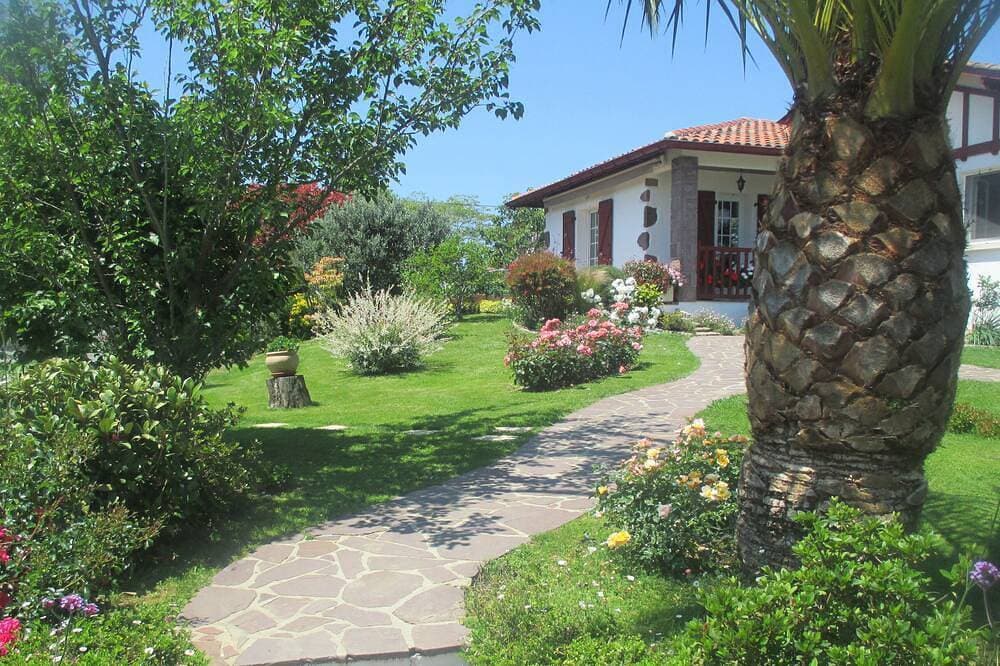 Basque country between sea and mountains, quiet ground floor apartment with garden 1