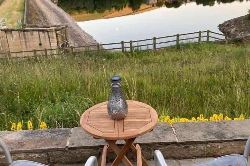 Traditional cottage with stunning views and walks on the doorstep. 1