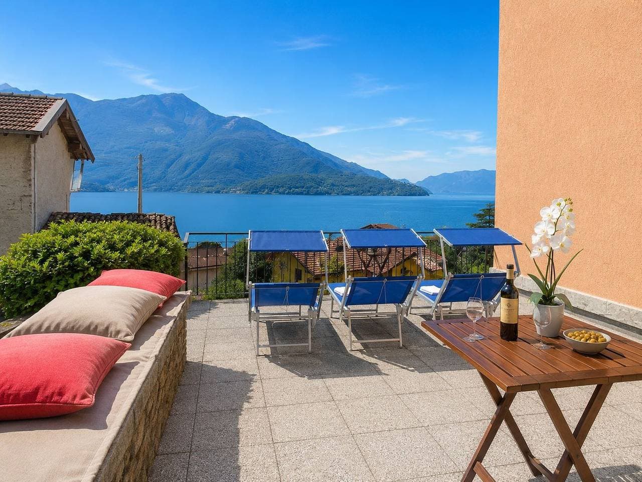 Foto 2 von 34: Labreva Ferienwohnung Augusta in Domaso mit Seeblick, Balkon und 2 Schlafzimmern