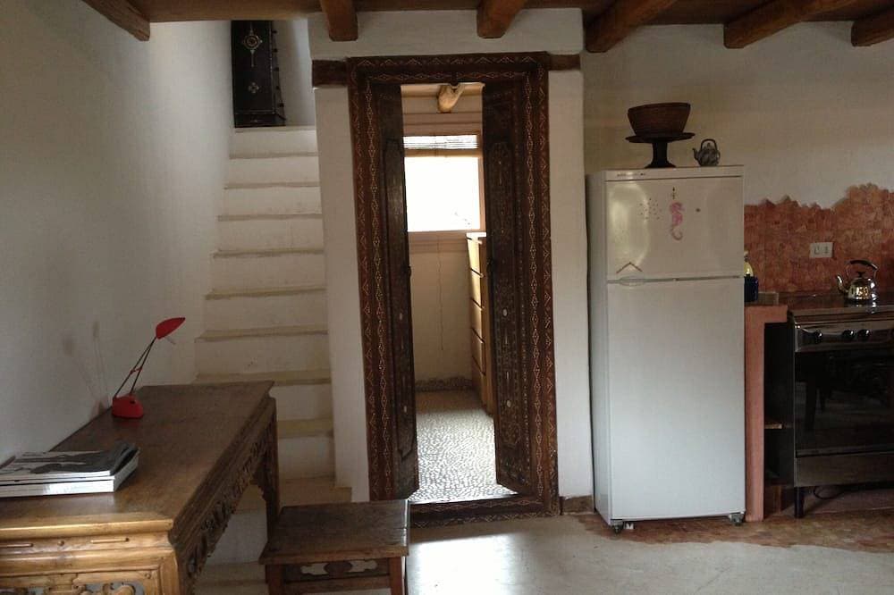 Foto 11 von 22: Ganz besonderes Ferienhaus in einer ländlichen Landschaft, umgeben von alten Felsen