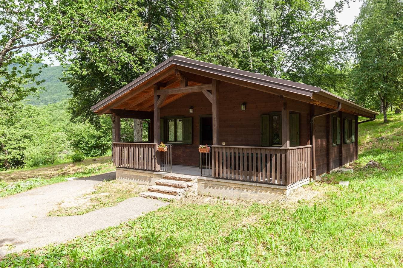 Foto 6 von 28: Chalet 'Mirtillo' – Villaggio Anemone mit Bergblick und privater Terrasse