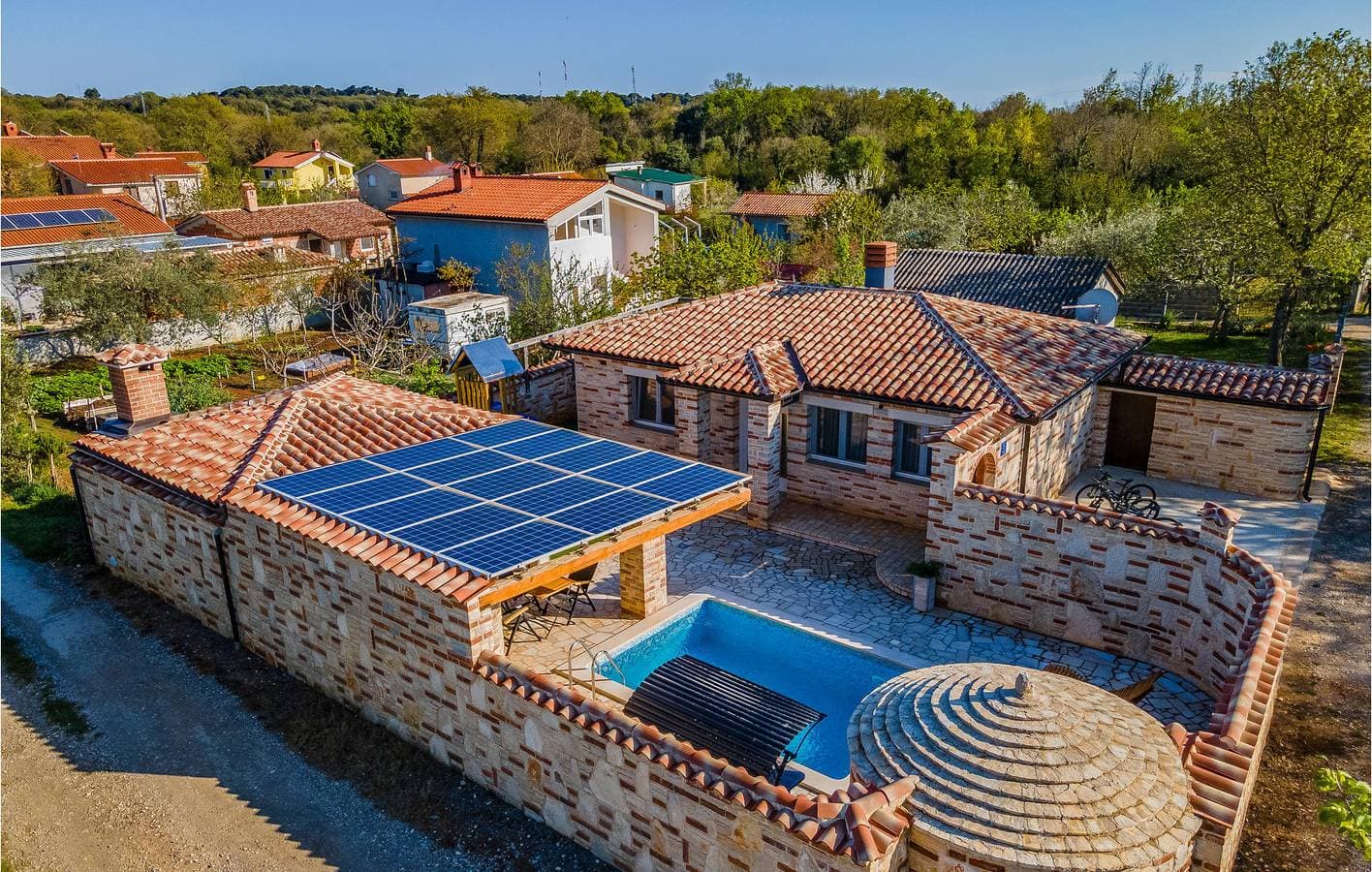Foto 2 von 51: Gemütlich, 2 km von der Küste entfernt: WLAN, Pool und Terrasse in Ližnjan
