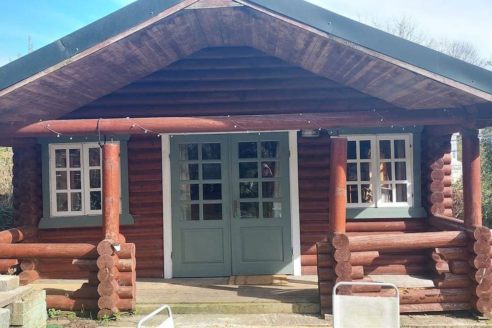 Small rustic log cabin, centrally located on the Isle of Skye. 1