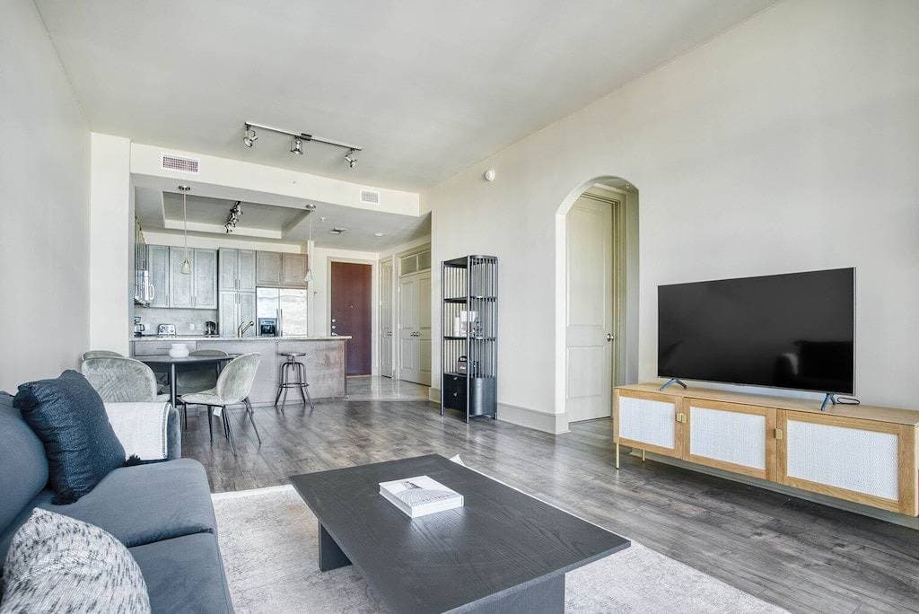 Foto 10 von 30: Sleek Downtown 1Br w/ Gym, W/D & Deck, walk to 6th St bars, by Blueground