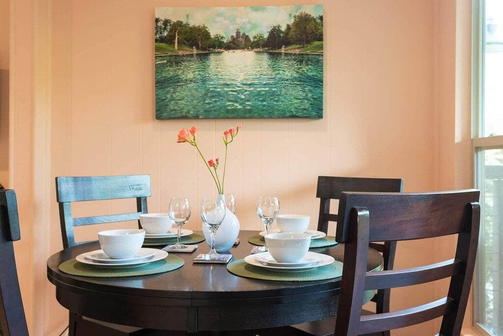 Foto 10 von 22: Überdachte Terrasse mit Blick; 2 Blocks zum Park, Springs, Trails, River; 2 mi in die Innenstadt!