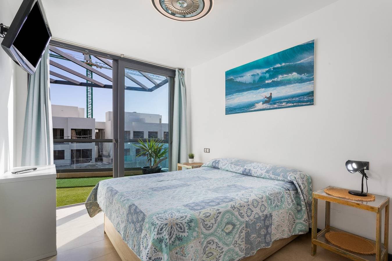 Foto 11 von 28: Ferienwohnung 'Oceanfront Apartment mit Pool', Bergblick, privater Terrasse & WLAN