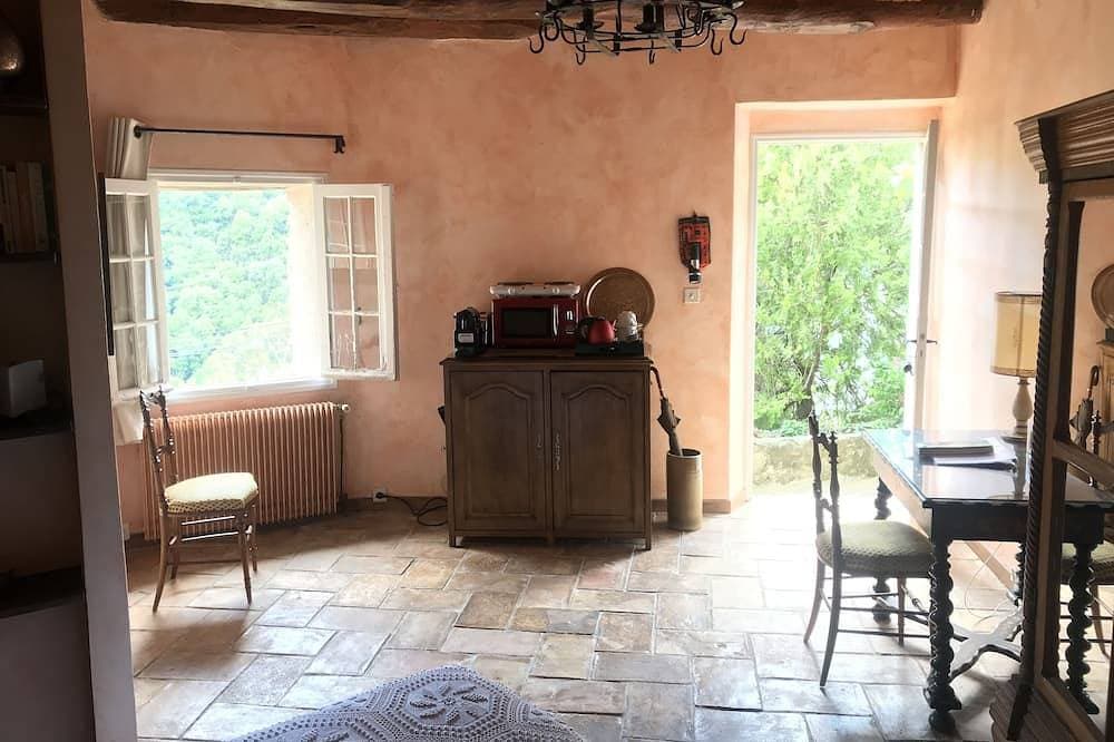Foto 12 von 23: Self-contained room in a medieval village. Charm and silence near Cannes.