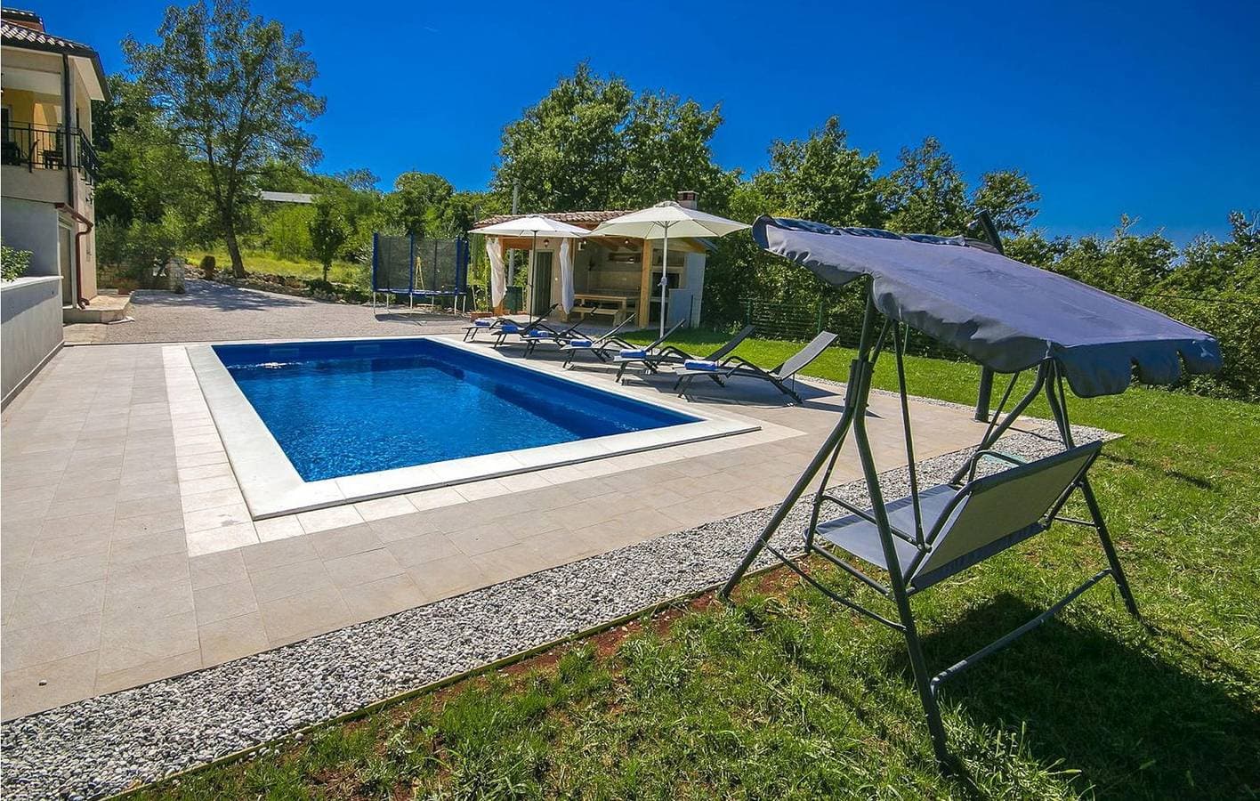 Foto 12 von 41: Modernes Apartment mit 2 Schlafzimmern, Pool und Terrasse – WLAN & Klimaanlage