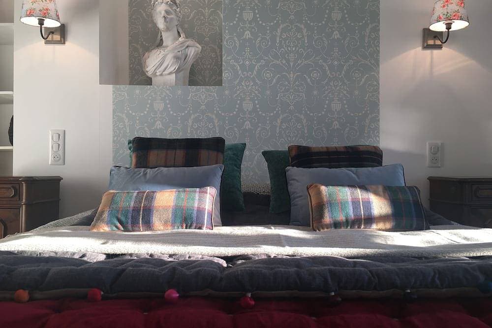 Romantic villa in Dordogne, air-conditioned, private heated pool, king size bed 1