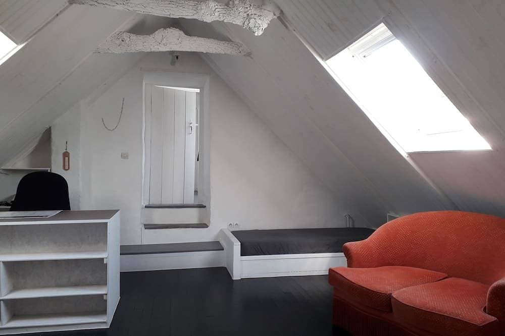 Foto 8 von 15: Steinhaus auf dem Land in der Nähe des Dorfes