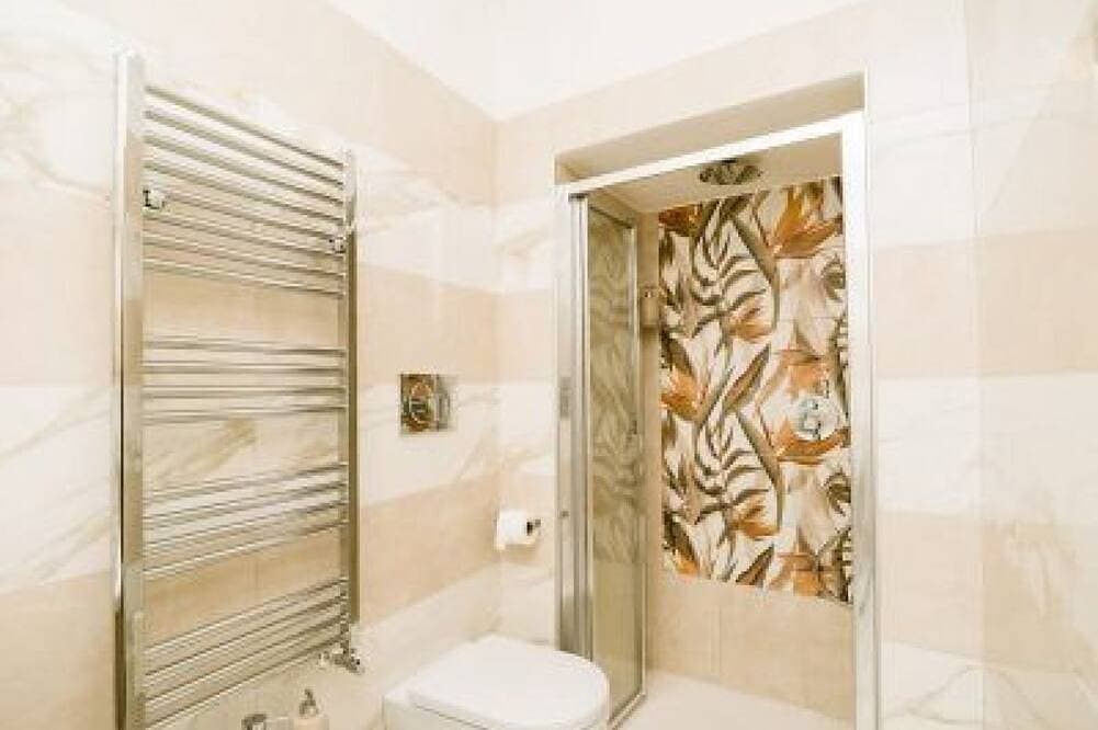 Foto 4 von 7: Pontone di Scala - The house has 1 double bedroom, 1 living room with kitchenette and sofa bed, 1 bathroom. The rooms are equipped with Smart TV, air conditioning, Wi-Fi and heating.6