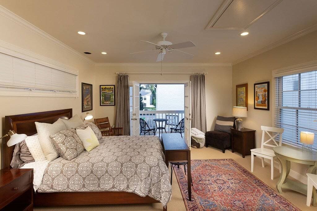 Foto 4 von 7: Quaint garage apartment studio in quiet historic west Austin neighborhood.
