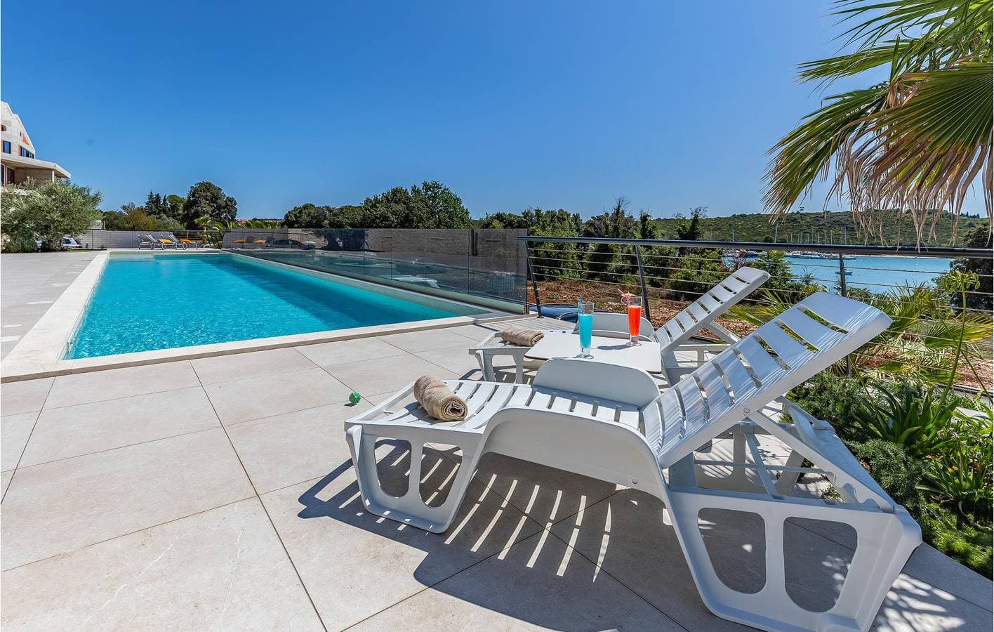 Foto 13 von 39: Gemütliche 62 m² große Ferienwohnung mit Meerblick, Pool, Strand in der Nähe und Parkplatz