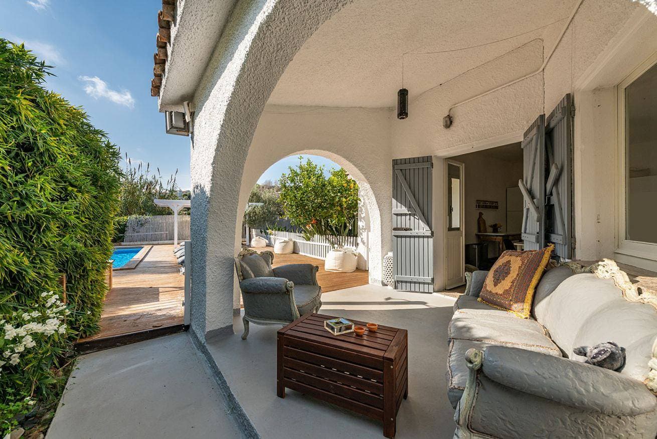 Foto 8 von 57: Villa für 10 Personen mit Balkon/Terrasse
