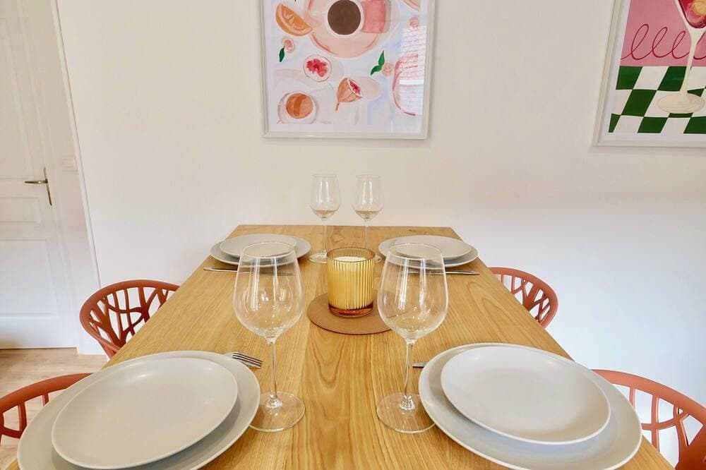 Foto 12 von 14: D-Day Suites - carentanlocation.fr: Dune - Downtown - Sleeps 4 / 2 min from the train station