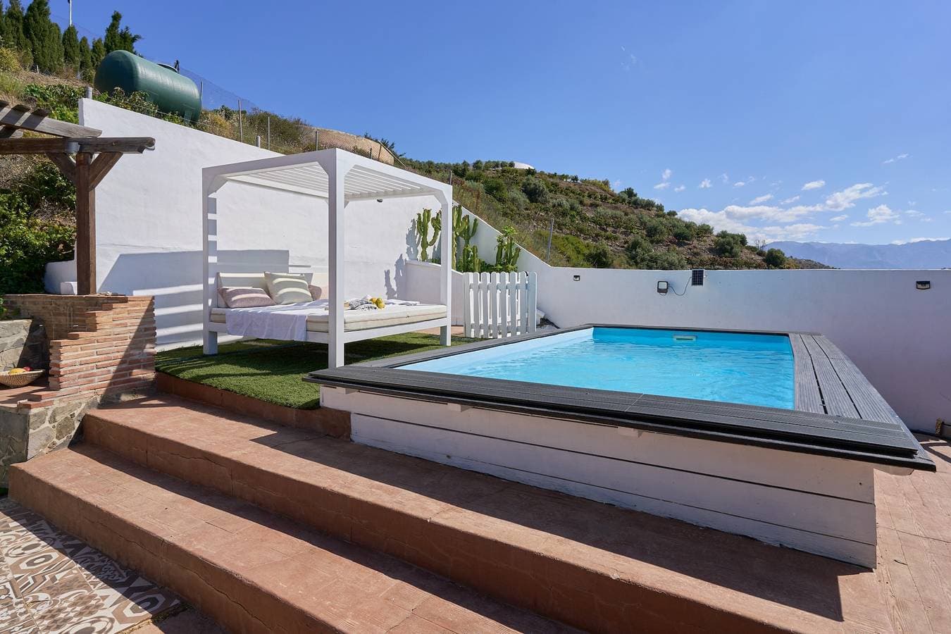 Foto 3 von 26: Villa Javier mit Meerblick, privatem Pool und balinesischem Bett