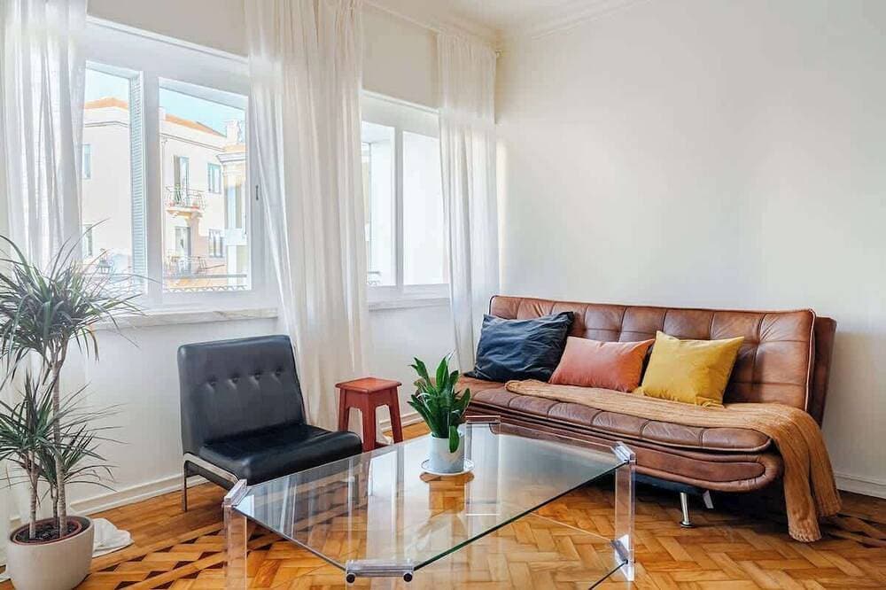 Bright Studio with Terrace in Almada 1